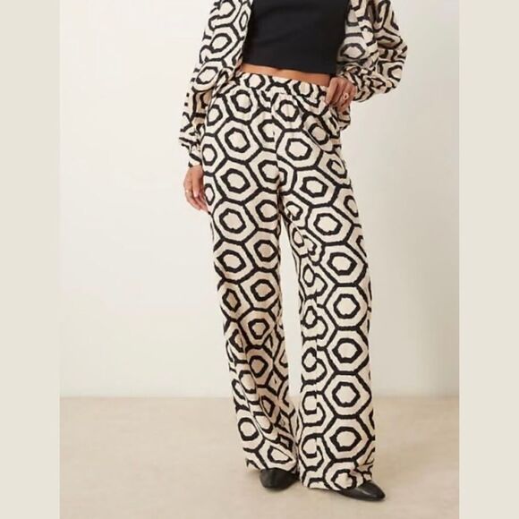 Sincerely Jules Wide Leg Geometric Print Pants in Cream/Black | Size Small - Picture 2 of 6